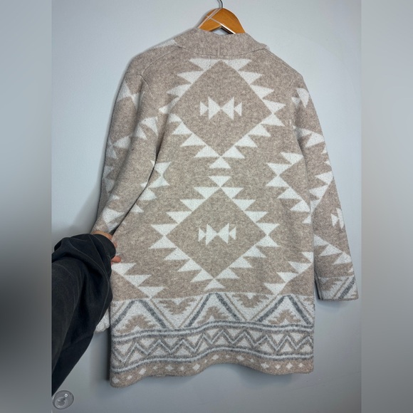 Frye Women's Xlarge Beige and White Geometric Aztec long Cardigan Sweater - Picture 4 of 9